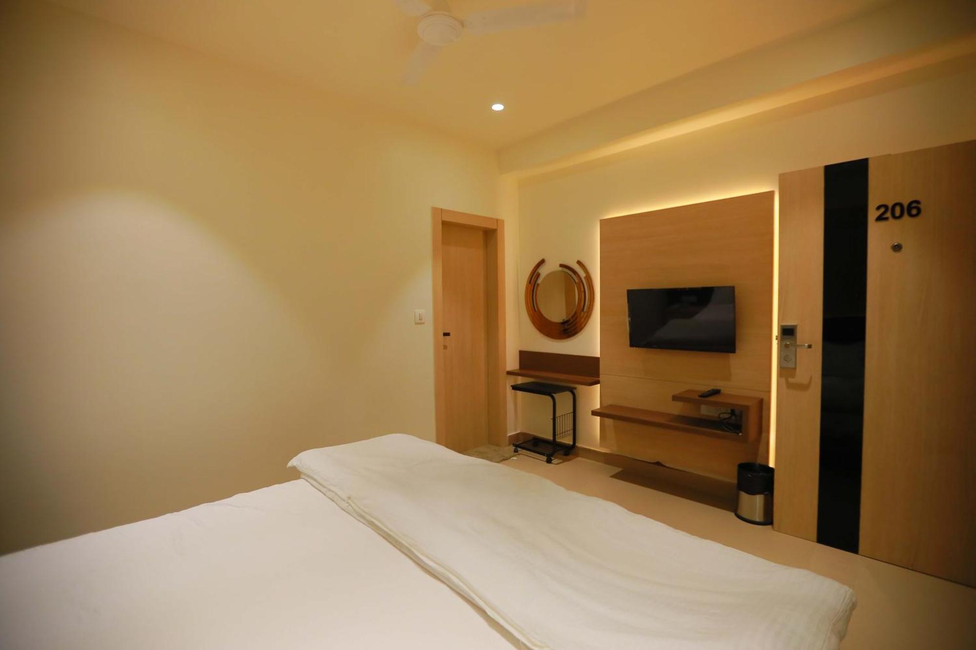 Hotel 16 Delhi  Exteriör bild